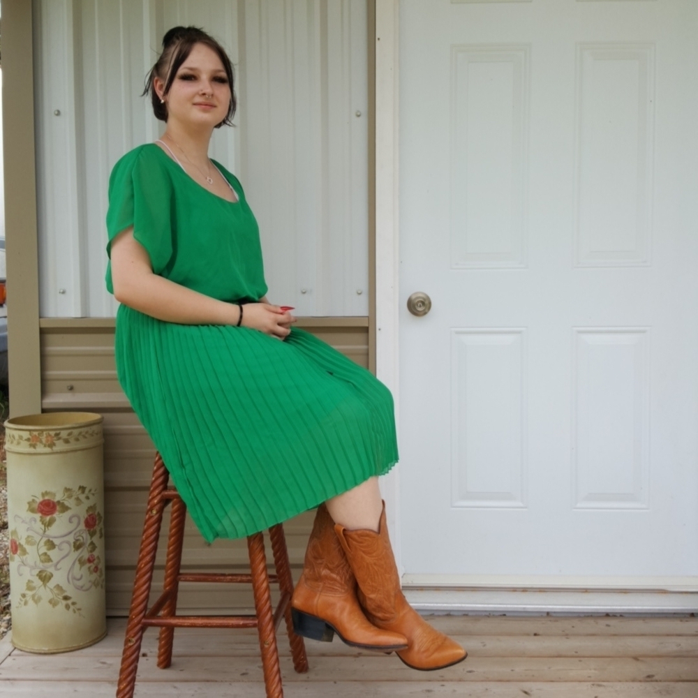 PAPER DOLL Kelly Green Pleated Midi Dress (1X)